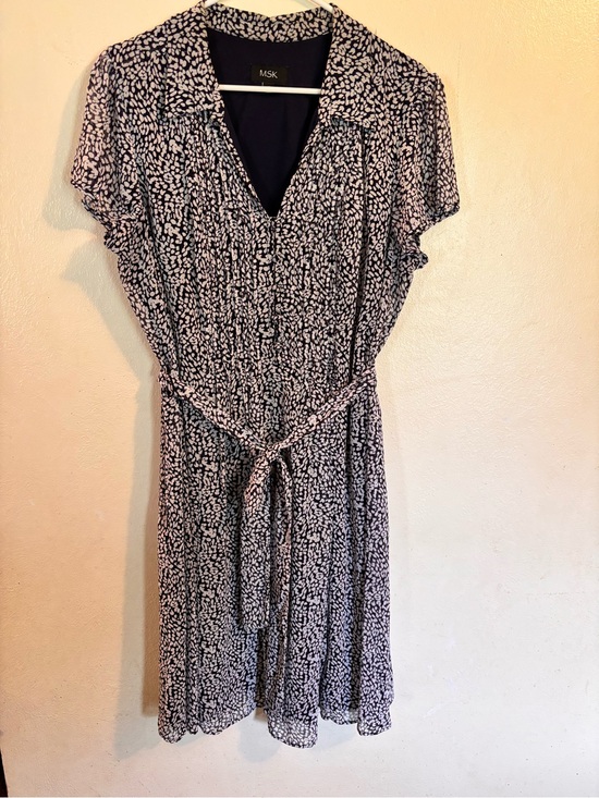 MSK Dresses & Skirts - MSK Navy and White Printed Short-Sleeve Tie-Waist Midi Dress